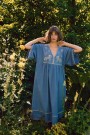 Polly - brodert kjole fra Habiba - lys blå/hvit thumbnail