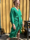 Juno short dress, silkekjole fra Sissel Edelbo - grønn med riddermønster (str S/M) thumbnail
