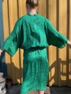 Juno short dress, silkekjole fra Sissel Edelbo - grønn med riddermønster (str S/M) thumbnail