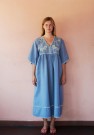Polly - brodert kjole fra Habiba - lys blå/hvit thumbnail