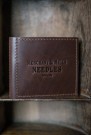 LEATHER NEEDLE WALLET - nåleetui i skinn fra Merchant and Mills thumbnail