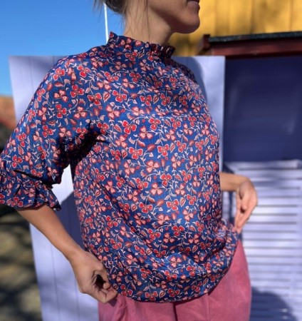 Mallow high neck ruffle top fra Sissel Edelbo -blå med blomster (str S/M)