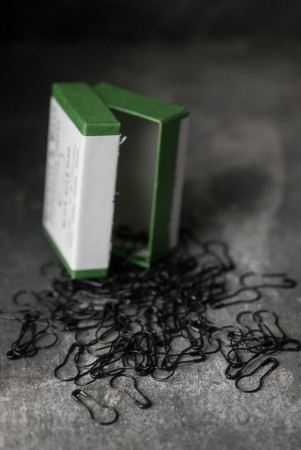 BLACK BULB PINS - sikkerhetsnåler/strikkemarkør fra Merchant and Mills