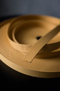 MUSTARD 30MM PLAIN WEBBING - tykt bånd til vesker e.l. fra Merchant and Mills, selges pr meter