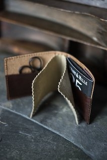LEATHER NEEDLE WALLET - nåleetui i skinn fra Merchant and Mills