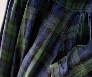 Palisandra Shawl, blue tartan, Son de Flor (Illustrasjonfoto av kjole i samme stoff som skjerfet.)