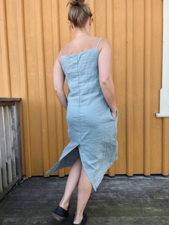 Aurora Linen Dress, linkjole med stropper fra Linenfox - sea green