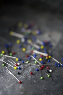 GLASS HEADED PINS - knappenåler med glasshode fra Merchant and Mills