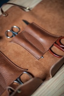 SCISSOR WRAP – SEWING - skinnetui med sy- og stoffsakser fra Merchant and Mills