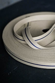LONG ROAD BLUE 30MM - tykt bånd til vesker e.l. fra Merchant and Mills, selges pr meter