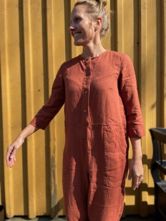 Martin jumpsuit, buksedress fra Linenfox - Terracotta (1 igjen - L/XL)