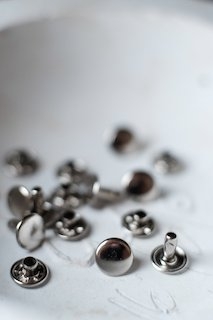 NICKEL CAP RIVETS - nagler (sølvfarget) fra Merchant and Mills -1 igjen