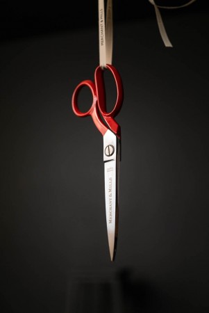 EKSTRA SHARP TAILOR´S SHEARS 10″- RED - 28 cm stoffsaks fra Merchant & Mills