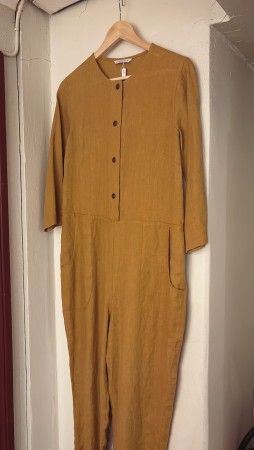 Martin jumpsuit, buksedress fra Linenfox - okergul/camel (ekstra lange bein) (Str XS og L-XL)