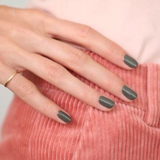 GREEN BY MANICURIST NEGLELAKK - KHAKI - midlertidig utsolgt
