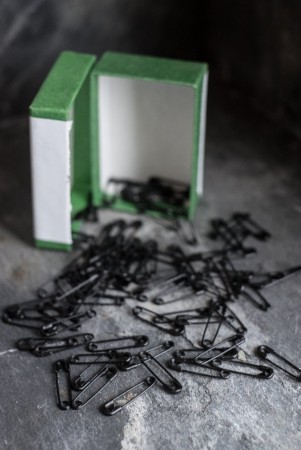 SAFETY PINS BLACK- sikkerhetsnåler fra Merchant & Mills (1 igjen)