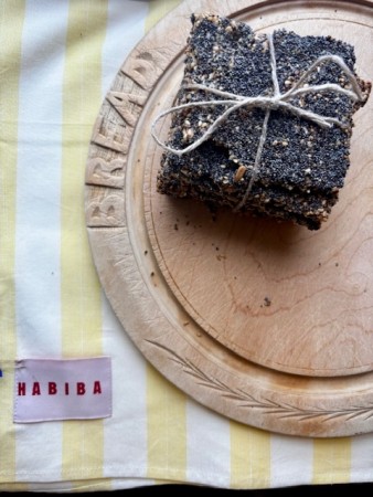 Stripete duk fra Habiba, gul/hvit stripete 