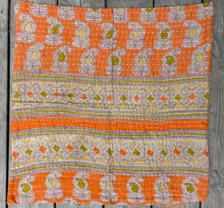 Putetrekk i 100% bomullssari med kantha, 50 x 50 (lys orange, lys limegrønn og beige)