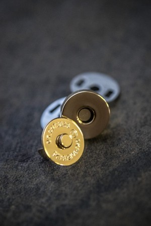 Magnetisk trykknapp i kobber fra Merchant and Mills