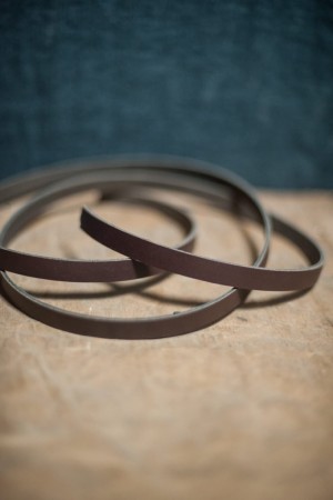 SPLIT COWHIDE - 125 mm skinnstropp fra Merchant and Mills