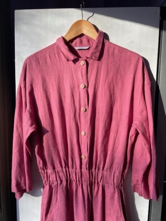 Work jumpsuit, buksedress i lin fra Linenfox, watermelon/rosa (str XS og L/XL)