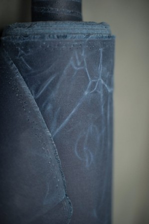 ORGANIC OILSKIN ´vanlig´ fra Merchant and Mills - NAVY, selges pr. 0,5 m