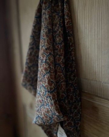 Vinita`s - 100%silke-skjerf, upcycled  fra Sissel Edelbo - småmønstrete brunt og blått