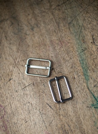 VICTOR ADJUSTABLE SLIDERS - 2 stk reguleringsspenner fra Merchant and Mills