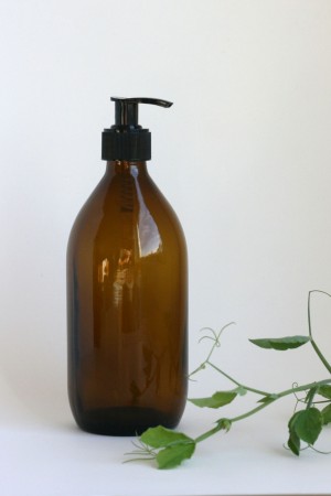 Brun pumpeflaske i glass,  0,5 liter (uten innhold)