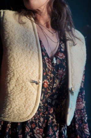 Ullvest 'Latte Shorty' fra We are wovens