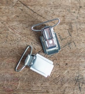 VICTOR BRACE CLIP - 2 stk metallklyper fra Merchant and Mills
