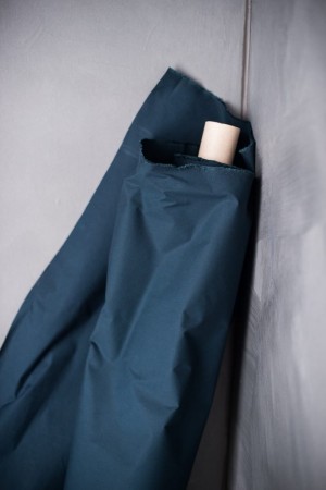 ORGANIC DRY OILSKIN - MIDNIGHT, dry oilskin fra Merchant and Mills, selges pr 0,5m