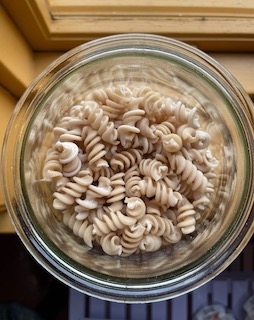 HÅNDLAGET pastaskruer av spelt, økologisk fra VIDARÅSEN LANDSBY, 500g, løsvekt