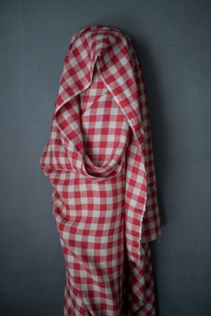 CALAMITY RED, natur/rød RUTETE ECO-SERTIFISERT LIN fra merchant and Mills, selges pr 0,5m