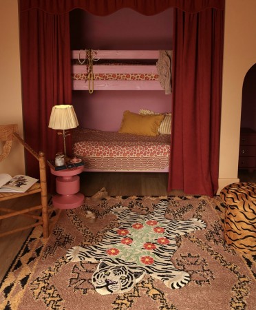 Hvit tiger dekorert med blomster teppe - Large