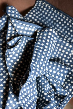 ORGANIC INDIGO SPOT, indisk håndtrykket bomull fra Merchant and Mills, selges pr 0,5 m