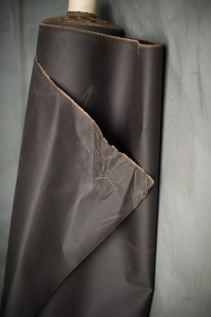 Organic cotton traditional oilskin - Chocolate - fra Merchant & Mills, selges pr 0,5m