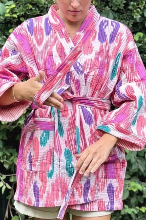 Vendbar Bella kimono jakke / Ikkat rosa fra By Linn Andersen (1 igjen)
