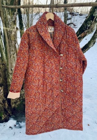 Milo Quilted Silk Coat, kåper i vintage silke fra Sissel Edelbo, rød med blomster