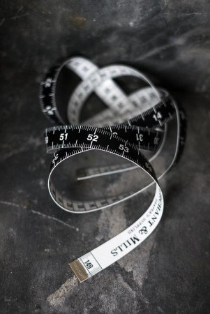 BESPOKE TAPE MEASURE - målebånd fra Merchant & Mills